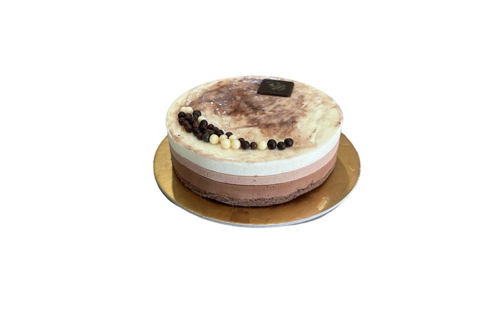 TORTA AI <br> 3 CIOCCOLATI<br> <font color="#437F57">€4,00</font>